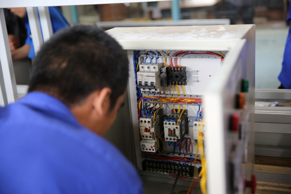 Xuân Chiến – đội trưởng đội đến từ trường Cao đẳng nghề DakLak – cựu sinh viên trường Cao đẳng Sư phạm DakLak: "Giờ thì mất ăn, mất ngủ cách mấy cũng chẳng là vấn đề gì với những kỹ thuật viên đang hừng hực lửa như chúng tôi. Cả đội chỉ mong mau chóng được tham gia sự kiện đáng nhớ vào ngày 1/11 này" Xuân Chiến – đội trưởng đội đến từ trường Cao đẳng nghề DakLak – cựu sinh viên trường Cao đẳng Sư phạm DakLak: "Giờ thì mất ăn, mất ngủ cách mấy cũng chẳng là vấn đề gì với những kỹ thuật viên đang hừng hực lửa như chúng tôi. Cả đội chỉ mong mau chóng được tham gia sự kiện đáng nhớ vào ngày 1/11 này"