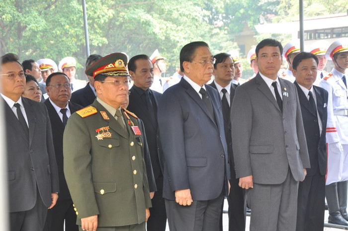 Đoàn đại biểu cấp cao nước Cộng hòa Dân chủ Nhân dân Lào do Tổng Bí thư - Chủ tịch nước Chummaly Saynhasone (ảnh thứ 2 từ trái sáng, hang trên cùng) làm Trưởng đoàn sang Việt Nam đến viếng Đại tướng Võ Nguyên Giáp tại Nhà Tang lễ quốc gia sáng nay. Ảnh: Trần Kháng.