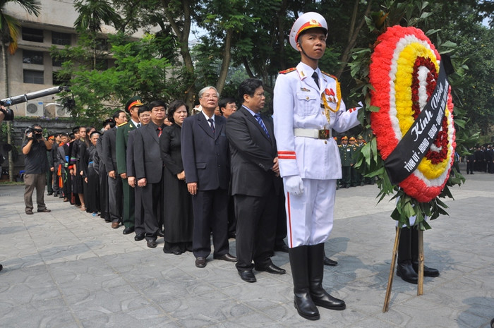 Đoàn viếng của Tỉnh ủy, HĐND, UBND, MTTQ tỉnh Tuyên Quang.