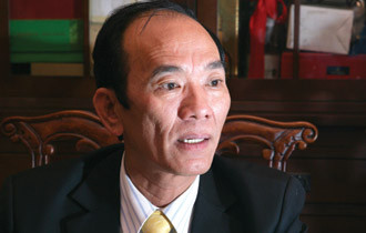 Ông Võ Trường Thành cho biết: Tuy vẫn cố gắng chào hàng sản phẩm gỗ cao cấp, nhưng Gỗ Trường Thành lại tiếp tục phải vay thêm vốn để mua gỗ giá rẻ về sản xuất cho những đơn hàng mới. Vậy là nợ chồng nợ, lãi vay ngày càng cao trong khi đơn hàng lại giảm.