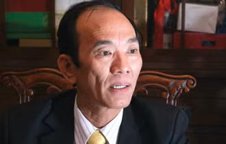 Ông Võ Trường Thành cho biết: Tuy vẫn cố gắng chào hàng sản phẩm gỗ cao cấp, nhưng Gỗ Trường Thành lại tiếp tục phải vay thêm vốn để mua gỗ giá rẻ về sản xuất cho những đơn hàng mới. Vậy là nợ chồng nợ, lãi vay ngày càng cao trong khi đơn hàng lại giảm.