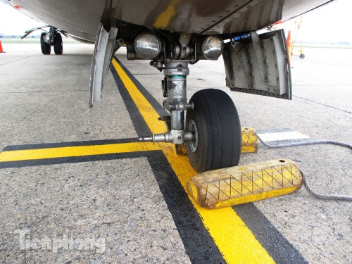 Một trong 2 chiếc lốp càng trước (bên trái) của máy bay ATR 72 bị rơi lúc nào (ảnh to). Ảnh: TP.. Một trong 2 chiếc lốp càng trước (bên trái) của máy bay ATR 72 bị rơi lúc nào (ảnh to). Ảnh: TP..