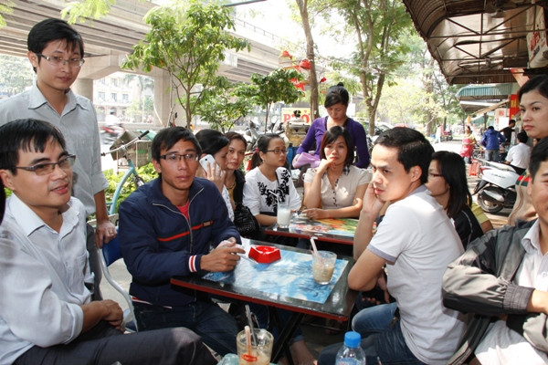 CTV Trần Kháng (áo xanh kẻ đỏ) kể lại sự việc bị hai thanh niên được cho là người của Sàn giao dịch Mường Thanh ghì cổ, tịch thu thẻ nhớ máy ảnh. Ảnh: H.Anh. CTV Trần Kháng (áo xanh kẻ đỏ) kể lại sự việc bị hai thanh niên được cho là người của Sàn giao dịch Mường Thanh ghì cổ, tịch thu thẻ nhớ máy ảnh. Ảnh: H.Anh.