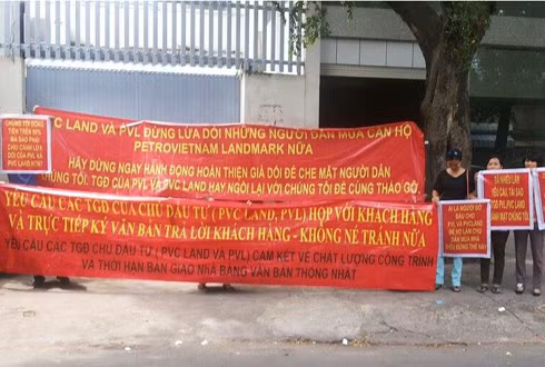 Băng rôn, bảng chữ của khách hàng mua chung cư Petro Vietnam Landmark giăng đầy trước trụ sở của Công ty PVC Land trưa 16/10. Ảnh: Vũ Lê.