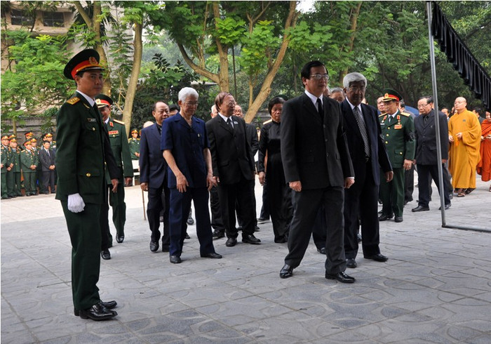 Đoàn Ủy ban Trung ương Mặt trận Tổ quốc Việt Nam do đồng chí Vũ Trọng Kim, Ủy viên Trung ương Đảng, Phó Chủ tịch kiêm Tổng Thư ký Ủy ban Trung ương Mặt trận Tổ quốc Việt Nam dẫn đầu vào viếng Đại tướng.