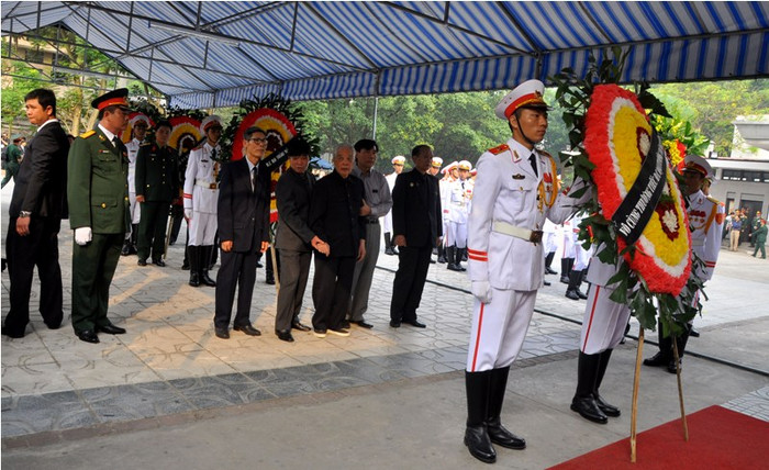 Nguyên Tổng Bí thư Đỗ Mười tới viếng và chia buồn cùng gia quyến Đại tướng Võ Nguyên Giáp.
