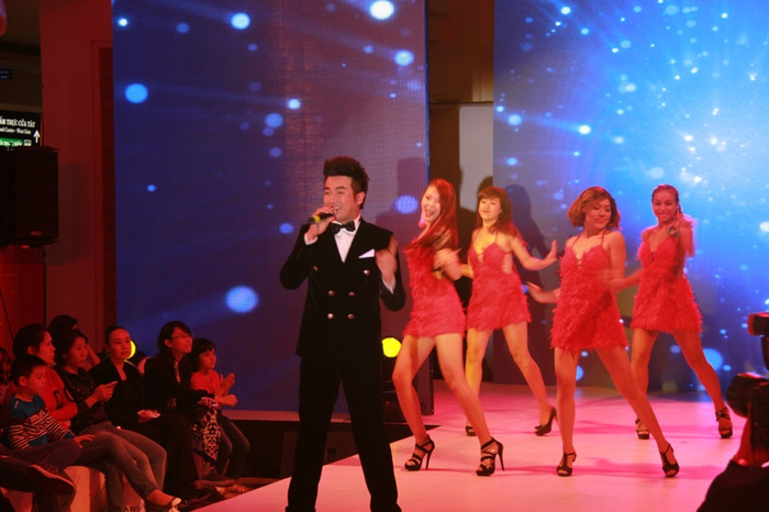 Ca sĩ Minh Quân, "Hoàng tử" khuấy động chương trình thời trang "Nhật ký công chúa". Ca sĩ Minh Quân, "Hoàng tử" khuấy động chương trình thời trang "Nhật ký công chúa".