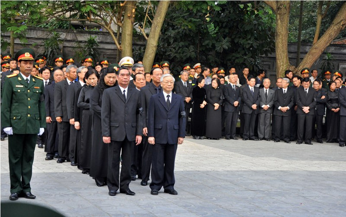 Tổng Bí thư Nguyễn Phú Trọng dẫn đầu đoàn đại biểu Ban chấp hành Trương ương Đảng vào viếng Đại tướng Võ Nguyên Giáp.