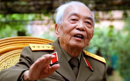 Đại tướng Võ Nguyên Giáp là Tổng tư lệnh tối cao của Quân đội Nhân dân Việt Nam trong hai cuộc kháng chiến chống Pháp và chống Mỹ. Ông trực tiếp hoặc tham gia chỉ huy nhiều chiến dịch quân sự lớn, trong đó có chiến dịch Điện Biên Phủ (1954) và chiến dịch Hồ Chí Minh (1975), những cột mốc quan trọng trong lịch sử đất nước. Đại tướng Võ Nguyên Giáp là Tổng tư lệnh tối cao của Quân đội Nhân dân Việt Nam trong hai cuộc kháng chiến chống Pháp và chống Mỹ. Ông trực tiếp hoặc tham gia chỉ huy nhiều chiến dịch quân sự lớn, trong đó có chiến dịch Điện Biên Phủ (1954) và chiến dịch Hồ Chí Minh (1975), những cột mốc quan trọng trong lịch sử đất nước.