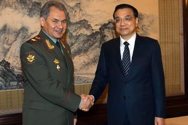 Bộ trưởng quốc phòng Nga Sergey Shoygu và Thủ tướng TQ Lý Khắc Cường