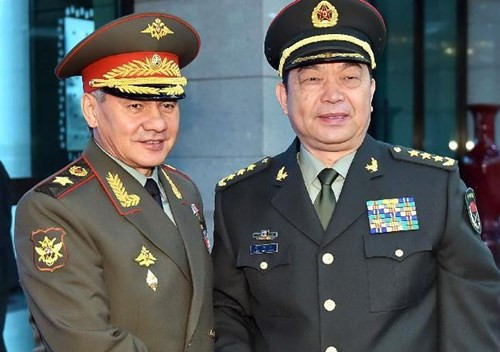 Bộ trưởng Quốc phòng Nga Sergei Shoigu và người đồng cấp Trung Quốc Thường Vạn Toàn tại Bắc Kinh. Bộ trưởng Quốc phòng Nga Sergei Shoigu và người đồng cấp Trung Quốc Thường Vạn Toàn tại Bắc Kinh.
