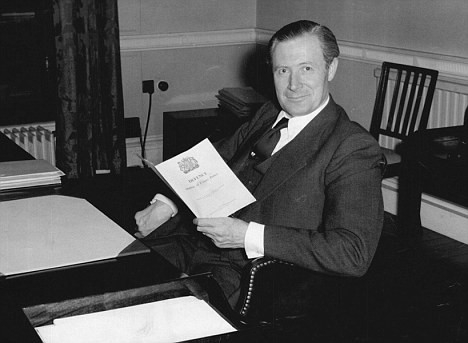 Duncan Sandys, bộ trưởng hàng không Anh lúc bấy giờ, đã được nghe trực tiếp câu chuyện kể của Ronald Hughes. Duncan Sandys, bộ trưởng hàng không Anh lúc bấy giờ, đã được nghe trực tiếp câu chuyện kể của Ronald Hughes.