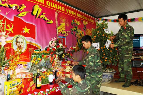 Các pháo thủ tranh thủ sửa sang, chuẩn bị nơi đón Giao thừa, hái hoa dân chủ. Các pháo thủ tranh thủ sửa sang, chuẩn bị nơi đón Giao thừa, hái hoa dân chủ.