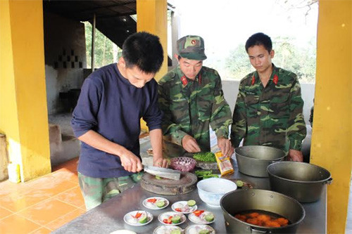 Bộ phận nuôi quân của đơn vị chế biến thực phẩm phục vụ bữa cơm tất niên. Bộ phận nuôi quân của đơn vị chế biến thực phẩm phục vụ bữa cơm tất niên.