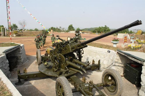 Khẩu đội pháo phòng không 1 cơ động vào vị trí SSCĐ. Khẩu đội pháo phòng không 1 cơ động vào vị trí SSCĐ.