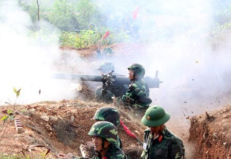 Giờ G đã điểm, cùng với các loại cối, các khẩu đội DKZ "nhả đạn" về phía mục tiêu. Giờ G đã điểm, cùng với các loại cối, các khẩu đội DKZ "nhả đạn" về phía mục tiêu.