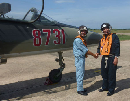 Phó Chỉ huy trưởng- Tham mưu trưởng Trung đoàn Không quân 910, Thượng tá Dương Hồng Trường chúc mừng học viên Nguyễn Công Thủy thực hành bay tốt nghiệp đạt kết quả cao Phó Chỉ huy trưởng- Tham mưu trưởng Trung đoàn Không quân 910, Thượng tá Dương Hồng Trường chúc mừng học viên Nguyễn Công Thủy thực hành bay tốt nghiệp đạt kết quả cao