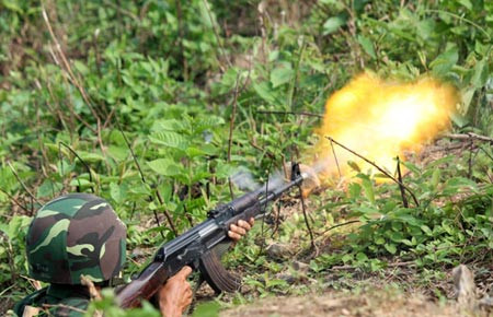...và tiểu liên AK lần lượt tiêu diệt các mục tiêu tại các khu vực phòng ngự của địch. ...và tiểu liên AK lần lượt tiêu diệt các mục tiêu tại các khu vực phòng ngự của địch.