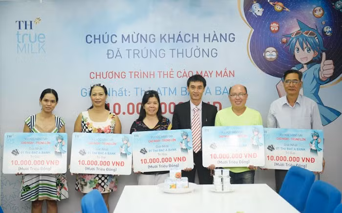 Ông Mai Nguyễn Huế - Giám đốc bán hàng Miền Nam trao giải cho các khách hàng may mắn tại TP.HCM