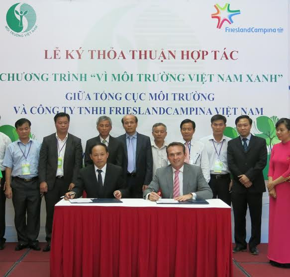 Ông Nguyễn Văn Tài - Tổng Cục trưởng Tổng Cục Môi trường và ông Arnoud van den Berg - TGĐ Công ty FrieslandCampina Việt Nam ký hợp tác thỏa thuận. Ông Nguyễn Văn Tài - Tổng Cục trưởng Tổng Cục Môi trường và ông Arnoud van den Berg - TGĐ Công ty FrieslandCampina Việt Nam ký hợp tác thỏa thuận.