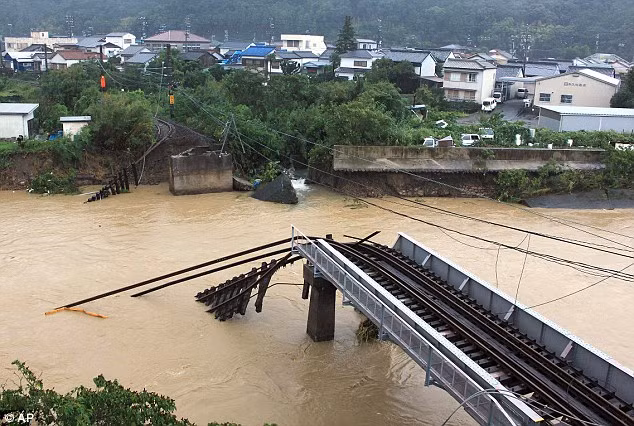 Bão mùa Talas được xem là cơn cuồng phong thứ 12 trong năm hiện đang di chuyển chậm hướng về phía bắc bờ biển Nhật Bản.