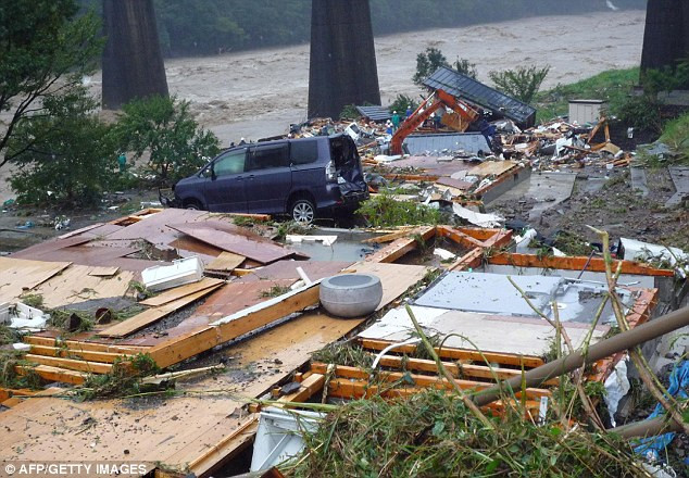 Ít nhất đã có hơn 500.000 thường dân sống tại khu vực miền tây và miền trung của Nhật Bản phải di tản khẩn cấp để tránh tai hoạ. Ít nhất đã có hơn 500.000 thường dân sống tại khu vực miền tây và miền trung của Nhật Bản phải di tản khẩn cấp để tránh tai hoạ.