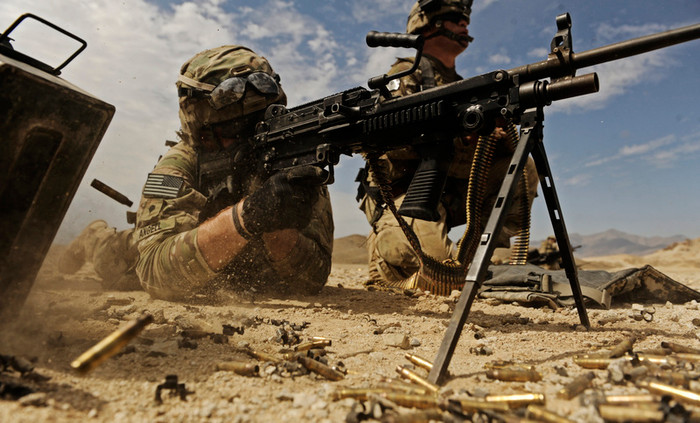 Một khẩu trung liên M-249 có càng đỡ đang khai hoả. Một khẩu trung liên M-249 có càng đỡ đang khai hoả.