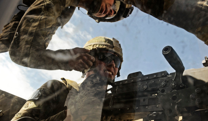 Trung sỹ Jon Reiff đang hướng dẫn cho một đồng đội của anh ta cách sử dụng một khẩu súng máy gắn trên xe chiến đấu. Trung sỹ Jon Reiff đang hướng dẫn cho một đồng đội của anh ta cách sử dụng một khẩu súng máy gắn trên xe chiến đấu.