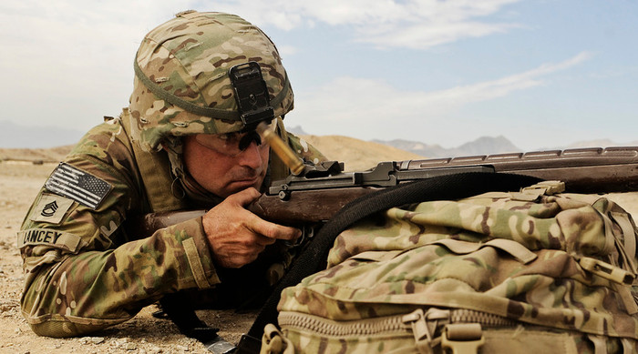 Sử dụng súng trường M-14 ở tư thế nằm bắn. Sử dụng súng trường M-14 ở tư thế nằm bắn.