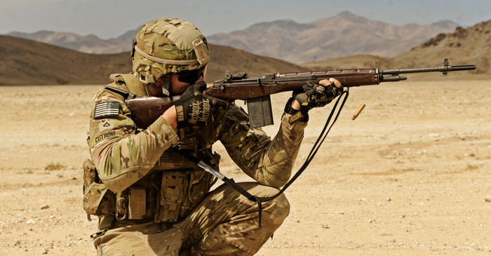 Sử dụng súng trường M-14 với tư thế quỳ bắn. Sử dụng súng trường M-14 với tư thế quỳ bắn.