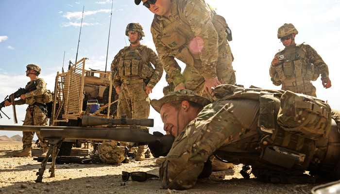 Sử dụng súng bắn tỉa ở tư thế nằm bắn. Sử dụng súng bắn tỉa ở tư thế nằm bắn.