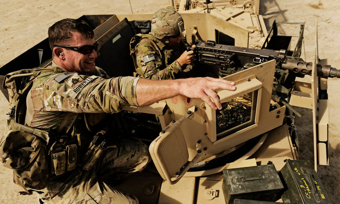 Vãi đạn từ ụ súng máy gắn trên nóc xe chiến đấu. Vãi đạn từ ụ súng máy gắn trên nóc xe chiến đấu.