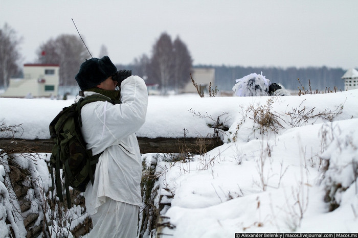 Các quân nhân tham gia kỳ "sát hạch" ở nội dung điều khiển xe thiết giáp chiến đấu Các quân nhân tham gia kỳ "sát hạch" ở nội dung điều khiển xe thiết giáp chiến đấu