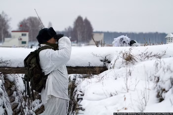Các quân nhân tham gia kỳ "sát hạch" ở nội dung điều khiển xe thiết giáp chiến đấu