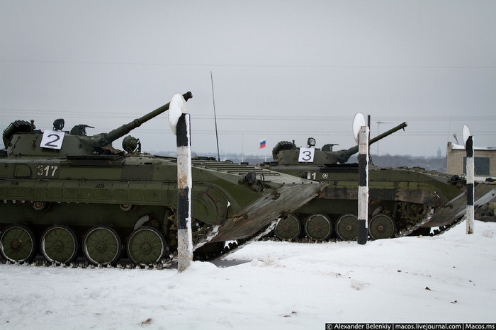 Các quân nhân tham gia kỳ "sát hạch" ở nội dung điều khiển xe thiết giáp chiến đấu Các quân nhân tham gia kỳ "sát hạch" ở nội dung điều khiển xe thiết giáp chiến đấu