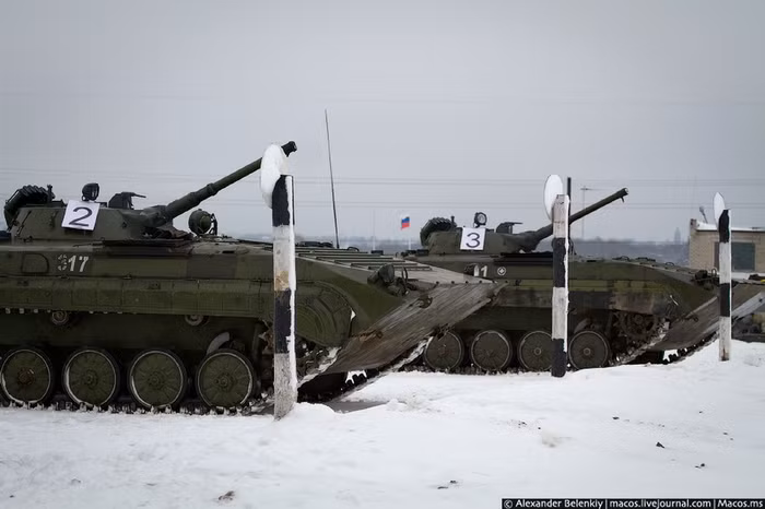 Các quân nhân tham gia kỳ "sát hạch" ở nội dung điều khiển xe thiết giáp chiến đấu