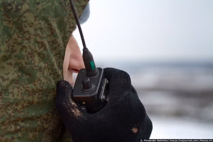 Các quân nhân tham gia kỳ "sát hạch" ở nội dung điều khiển xe thiết giáp chiến đấu