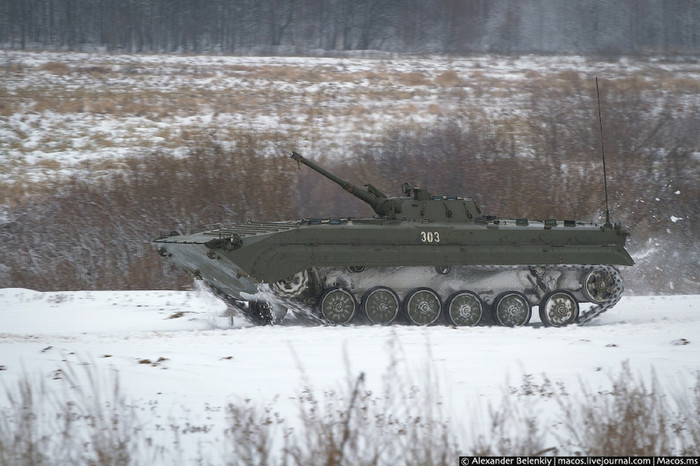Các quân nhân tham gia kỳ "sát hạch" ở nội dung điều khiển xe thiết giáp chiến đấu Các quân nhân tham gia kỳ "sát hạch" ở nội dung điều khiển xe thiết giáp chiến đấu
