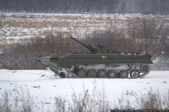 Các quân nhân tham gia kỳ "sát hạch" ở nội dung điều khiển xe thiết giáp chiến đấu