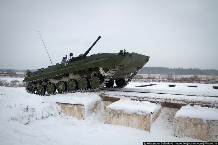 Các quân nhân tham gia kỳ "sát hạch" ở nội dung điều khiển xe thiết giáp chiến đấu Các quân nhân tham gia kỳ "sát hạch" ở nội dung điều khiển xe thiết giáp chiến đấu