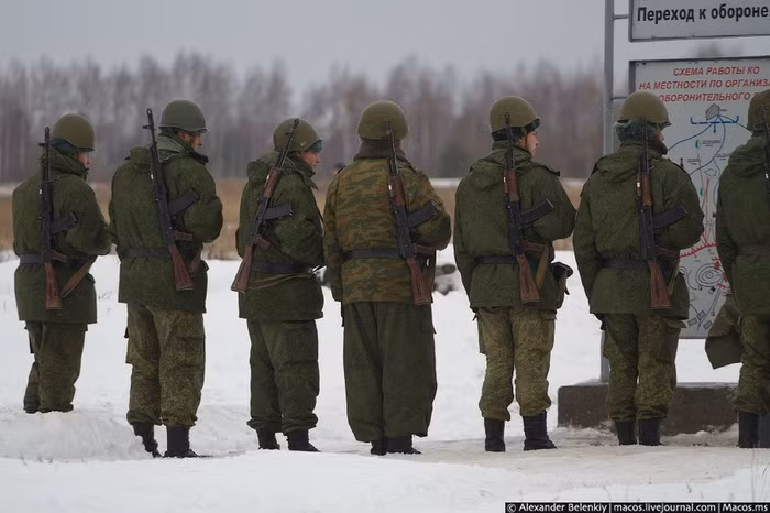 Thực hành nội dung trinh sát, sử dụng vũ khí tấn công bộ binh, bắn tỉa
