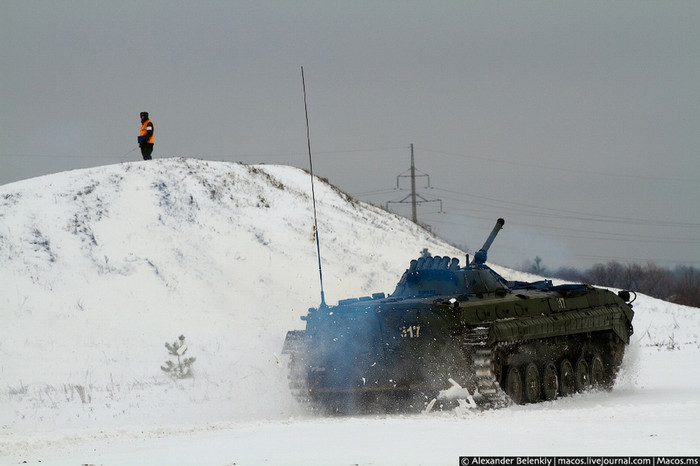 Các quân nhân tham gia kỳ "sát hạch" ở nội dung điều khiển xe thiết giáp chiến đấu Các quân nhân tham gia kỳ "sát hạch" ở nội dung điều khiển xe thiết giáp chiến đấu