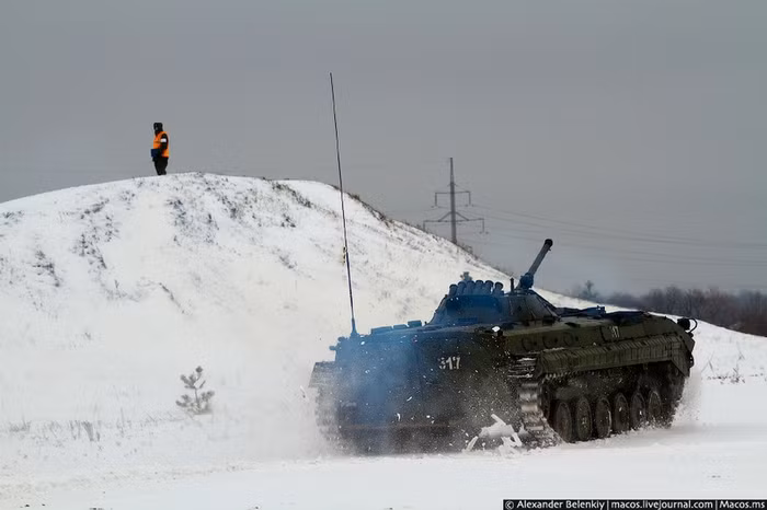 Các quân nhân tham gia kỳ "sát hạch" ở nội dung điều khiển xe thiết giáp chiến đấu