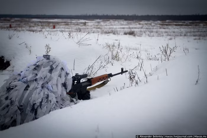 Các quân nhân tham gia kỳ "sát hạch" ở nội dung điều khiển xe thiết giáp chiến đấu
