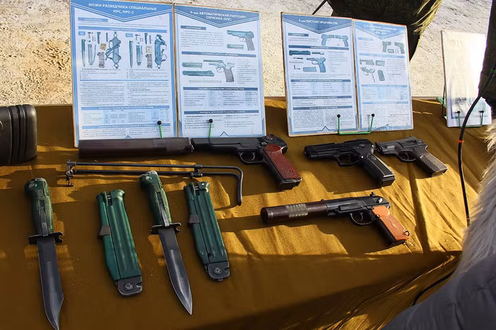 Dao găm, súng lục giảm thanh cho lực lượng đặc nhiệm.