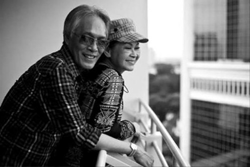 Vợ chồng Khánh Ly luôn yêu thương nhau. Vợ chồng Khánh Ly luôn yêu thương nhau.