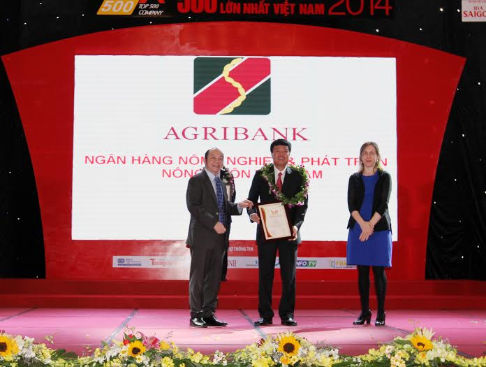Đại diện Agribank, ông Nguyễn Hải Long – Phó Tổng Giám đốc nhận Giấy chứng nhận của Ban tổ chức. Đại diện Agribank, ông Nguyễn Hải Long – Phó Tổng Giám đốc nhận Giấy chứng nhận của Ban tổ chức.