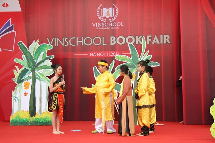 Sân khấu hóa là một trong những phương pháp dạy học tiên tiến mà Vinschool áp dụng để tạo hứng thú học tập, đặc biệt trong bộ môn tiếng Anh và Ngữ văn. Sân khấu hóa là một trong những phương pháp dạy học tiên tiến mà Vinschool áp dụng để tạo hứng thú học tập, đặc biệt trong bộ môn tiếng Anh và Ngữ văn.