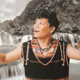 Chàng ca sĩ của núi rừng luôn mong mỏi quê hương thoát nghèo, giàu đẹp.