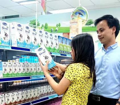 Sữa tươi Vinamilk 100% đứng đầu về cả sản lượng bán ra lẫn doanh số bán ra trong phân khúc nhóm các nhãn hiệu sữa tươi. Trong năm 2014, Vinamilk đã sản xuất và đưa ra thị trường gần 5 tỉ sản phẩm sữa các loại phục vụ cho người tiêu dùng cả nước.